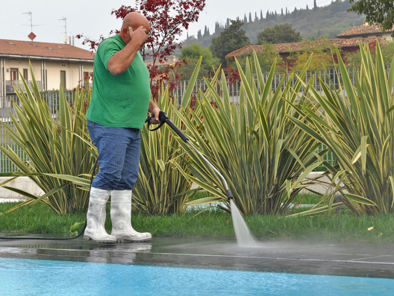 pulizia bordo vasca piscina