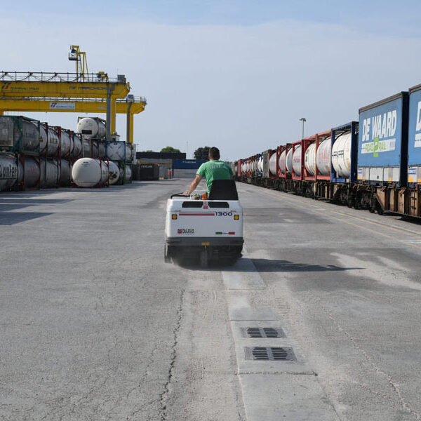 spazzatrice meccanica al lavoro in deposito ferroviario