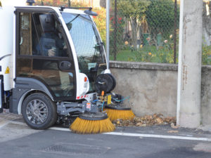 spazzatrice meccanica in opera su strada