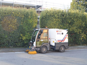 spazzatrice meccanica in opera su strada